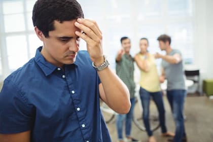 Hablar poco o sonreír menos no define el carácter de una persona