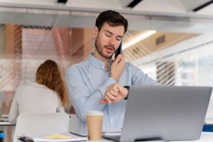 Hablar solo podría fomentar la productivivdad, según los expertos
