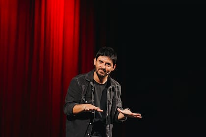 "Hablo desde recuerdos nostálgicos de la infancia, las expectativas de la pareja y las dificultades de criar dos hijas en los tiempos que corren, comparado con mi crianza”, dice Mike Chouhy