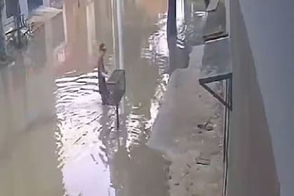 Habló el vecino que asistió al adolescente que se electrocutó en una calle inundada en Lanús: “La mamá se le tiraba encima llorando”