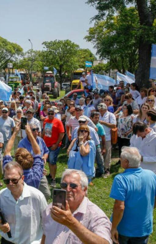 Productores agropecuarios, a la vera de una ruta, en contra de medidas del Gobierno
