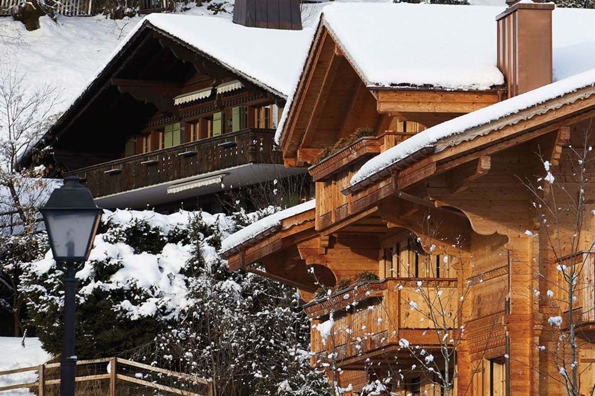 ¿Habrá postal más icónica de la mística alpina que el chalet suizo? ¿Y símbolo del lujo invernal que supere a Gstaad?