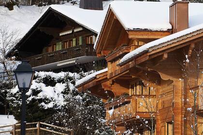 ¿Habrá postal más icónica de la mística alpina que el chalet suizo? ¿Y símbolo del lujo invernal que supere a Gstaad?