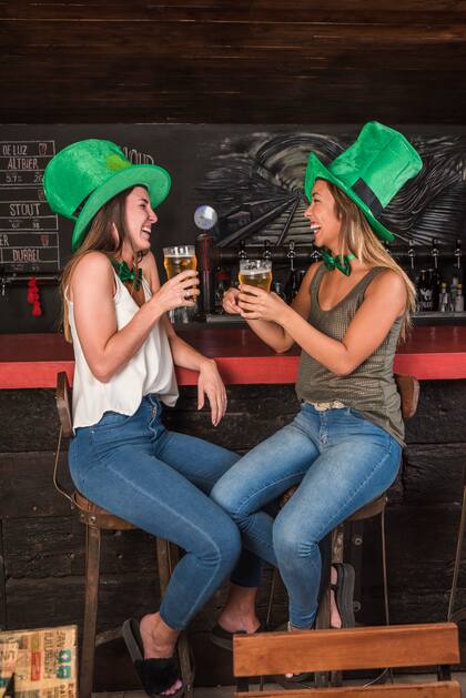 Habrá promociones de 2x1 en cervezas para festejar esta tradición (Foto: Freepik)