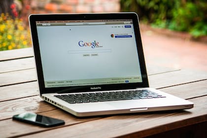 Hace 10 años, la mitad del tráfico de internet se distribuía entre miles de sitios. Hoy, solo cinco empresas concentran las conexiones del planeta.