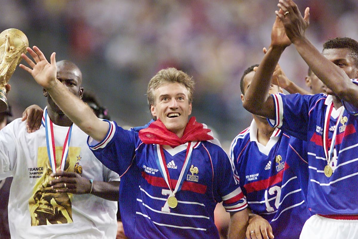Hace 20 años: Didier Deschamps, hoy DT de les Bleus, saluda tras la conquista; Lilian Thuram alza la Copa del Mundo