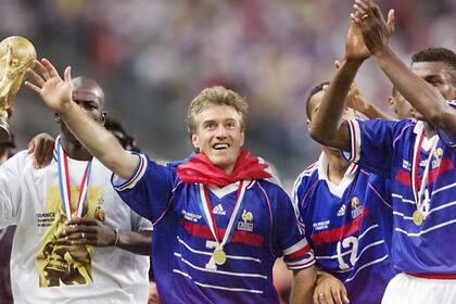 Hace 20 años: Didier Deschamps, hoy DT de les Bleus, saluda tras la conquista; Lilian Thuram alza la Copa del Mundo