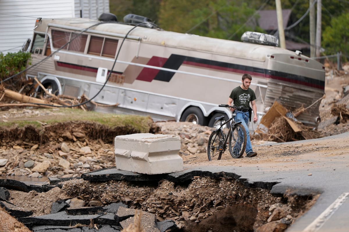 Hace 20 años no se veía que un fenómeno climático causara tantos destrozos en Asheville (AP Foto/Mike Stewart)