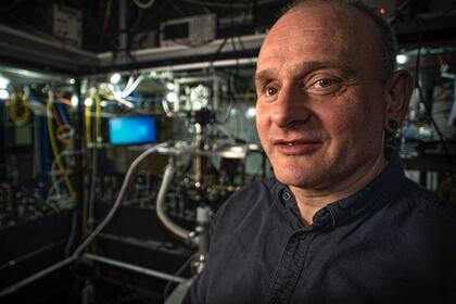 Hace 20 años, otros científicos dijeron a Winfried Hensinger que desarrollar un ordenador cuántico potente era imposible. Ahora ha fabricado el sistema que cree que demostrará que estaban equivocados.