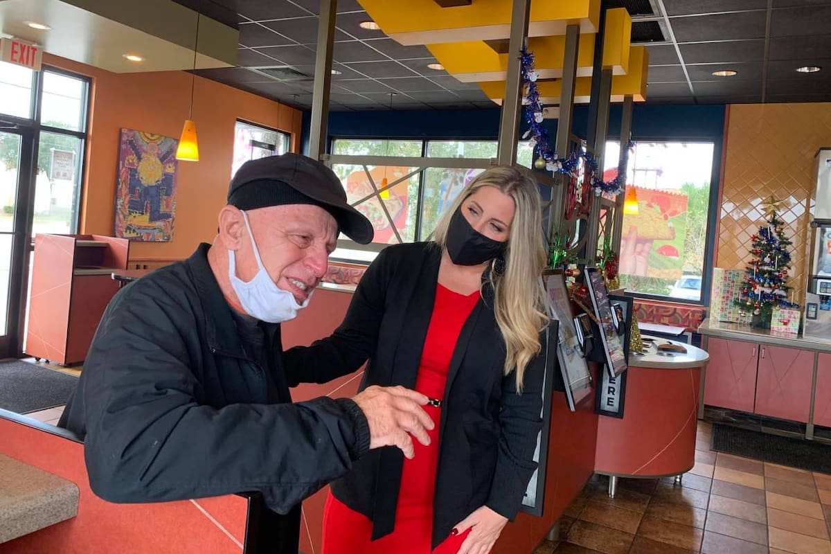 Hace 20 años que Joe DiCicco trabaja en un restaurante de comidas rápidas en South Daytona, y ahora un grupo de usuarios de redes lo eligieron como el mejor empleado gastronómico de la zona y decidieron premiarlo con un regalo de una suma considerable