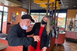 Hace 20 años que Joe DiCicco trabaja en un restaurante de comidas rápidas en South Daytona, y ahora un grupo de usuarios de redes lo eligieron como el mejor empleado gastronómico de la zona y decidieron premiarlo con un regalo de una suma considerable