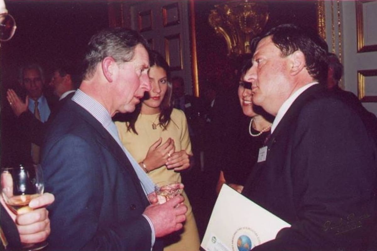 Hace 22 años. El ahora rey Carlos III; María Marta Peiretti; Cintia Castagnino, y Roberto Peiretti