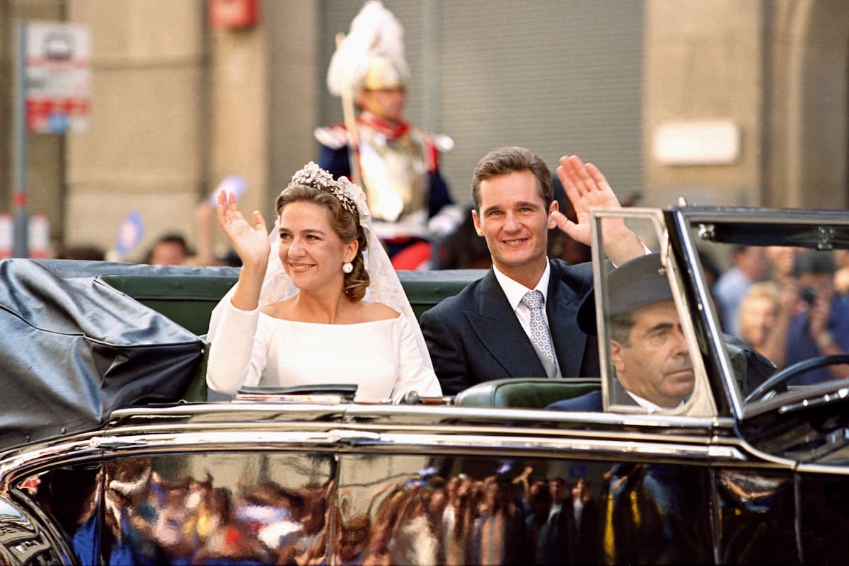 Hace 25 años, la infanta Cristina e Iñaki Urdangarín salían de la Catedral de Barcelona como marido y mujer. (Photo by Mark Cuthbert/UK Press via Getty Images)