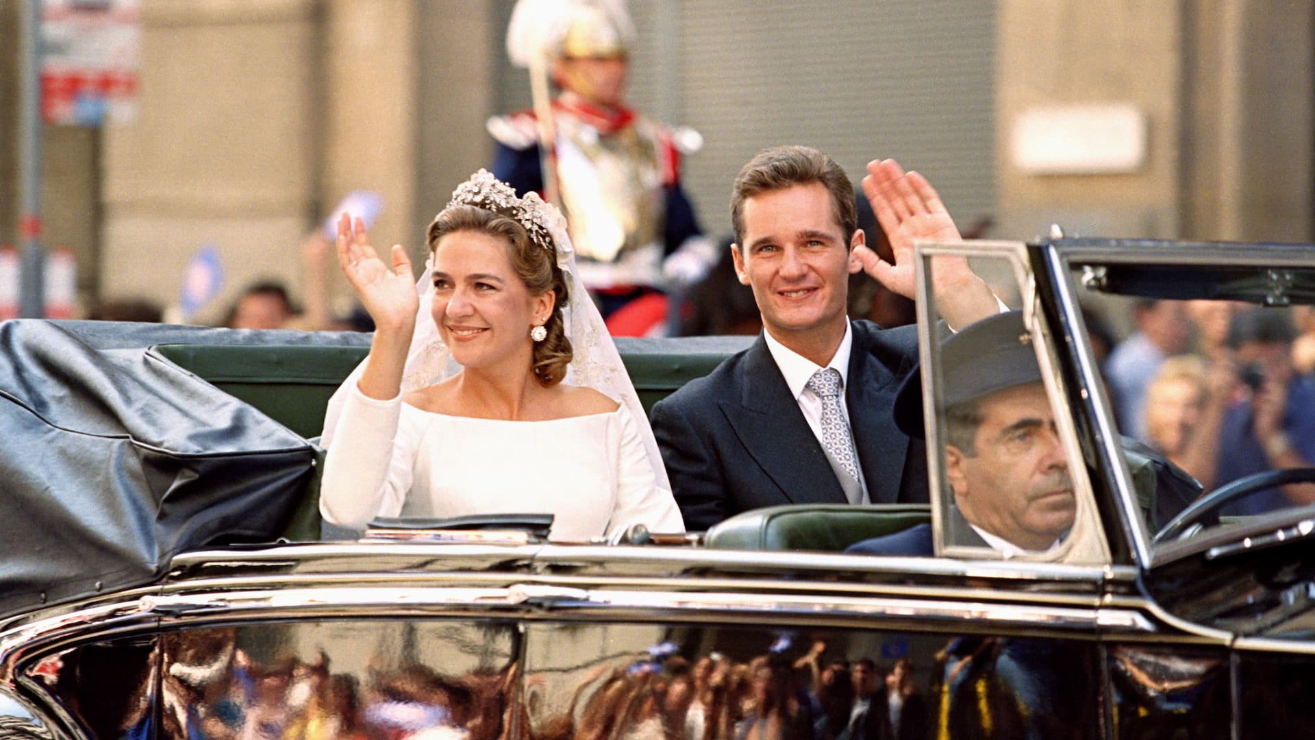 Hace 25 años, la infanta Cristina e Iñaki Urdangarín salían de la Catedral de Barcelona como marido y mujer. (Photo by Mark Cuthbert/UK Press via Getty Images)