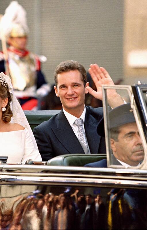 Hace 25 años, la infanta Cristina e Iñaki Urdangarín salían de la Catedral de Barcelona como marido y mujer. (Photo by Mark Cuthbert/UK Press via Getty Images)