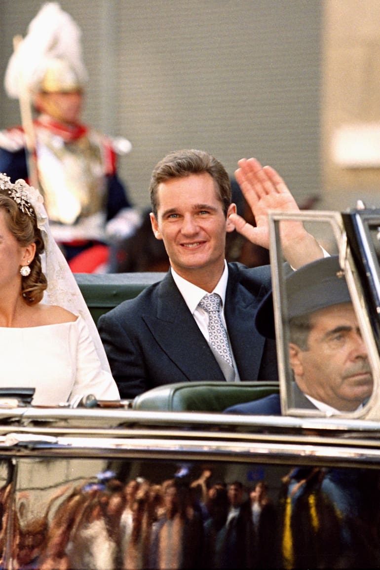 Hace 25 años, la infanta Cristina e Iñaki Urdangarín salían de la Catedral de Barcelona como marido y mujer. (Photo by Mark Cuthbert/UK Press via Getty Images)