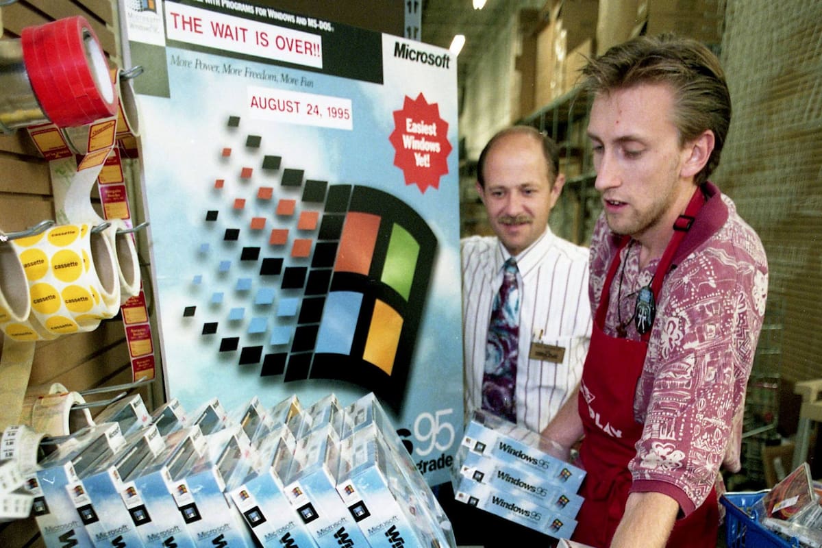 Hace 25 años salió a la venta Windows 95, un sistema operativo que marcó un antes y un después en el mercado de las computadoras personales para la compañía cofundada por Bill Gates