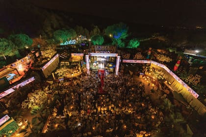 Hace 30 años Alfonso de Hohenlohe, Julio Iglesias y Plácido Domingo se unieron para hacer de la Cantera de Nagüeles, a sólo 3 kilómetros del centro de Marbella, un auditorio natural inigualable, donde se celebró la gala.