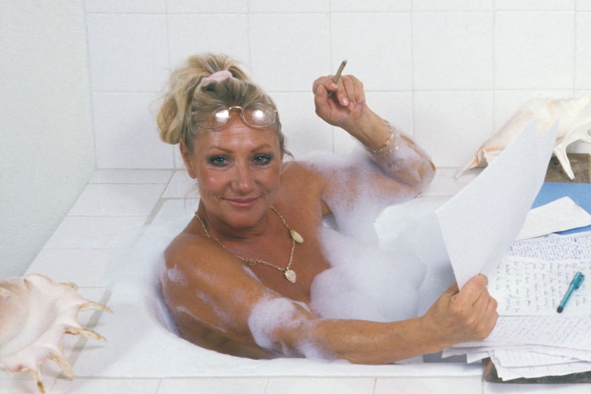 Hace 35 años, Pierrette Lalanne (ó "madame Le Pen") desató un escándalo con su producción para Playboy. Después, en plena guerra con su ex, posó en su bañera, mientras escribía sus memorias