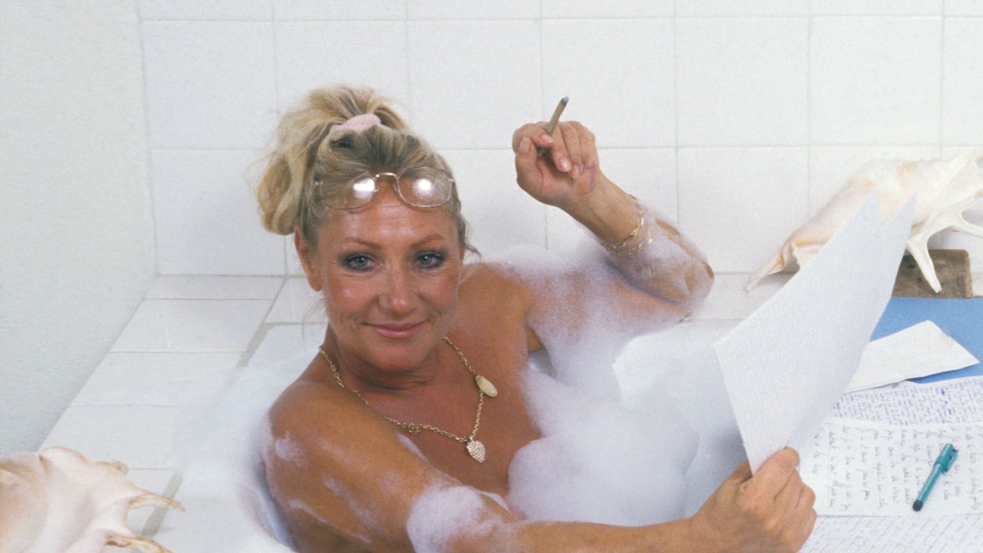 Hace 35 años, Pierrette Lalanne (ó "madame Le Pen") desató un escándalo con su producción para Playboy. Después, en plena guerra con su ex, posó en su bañera, mientras escribía sus memorias