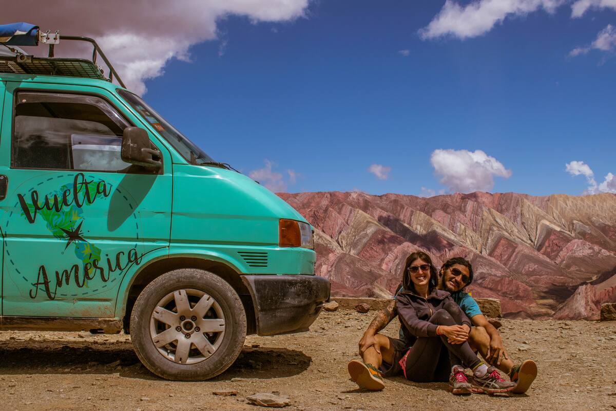 Alberto Oviedo y Julieta Parle compraron una camioneta y luego de reformarla con sus propias manos en 2018 salieron a viajar por América sin fecha de regreso; llevan recorridos más de 25 mil kilómetros