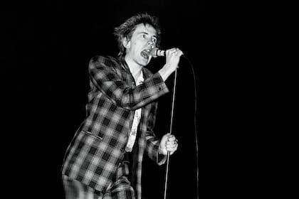 Hace 40 años, John Lydon salió de los escombros de los Sex Pistols para formar Public Image Ltd. ¿Cómo hizo para seguir alzando la voz?