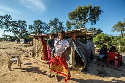 Hace 70 días, en la localidad salteña de Santa Victoria Este el río Pilcomayo desbordó e inundó la zona; aún hay 6000 afectados; muchos levantaron precarias construcciones al costado del camino