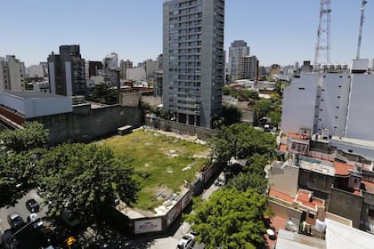Hace años que la esquina de Rocamora y Pringles está tapiada, es oscura y peligrosa para los vecinos
