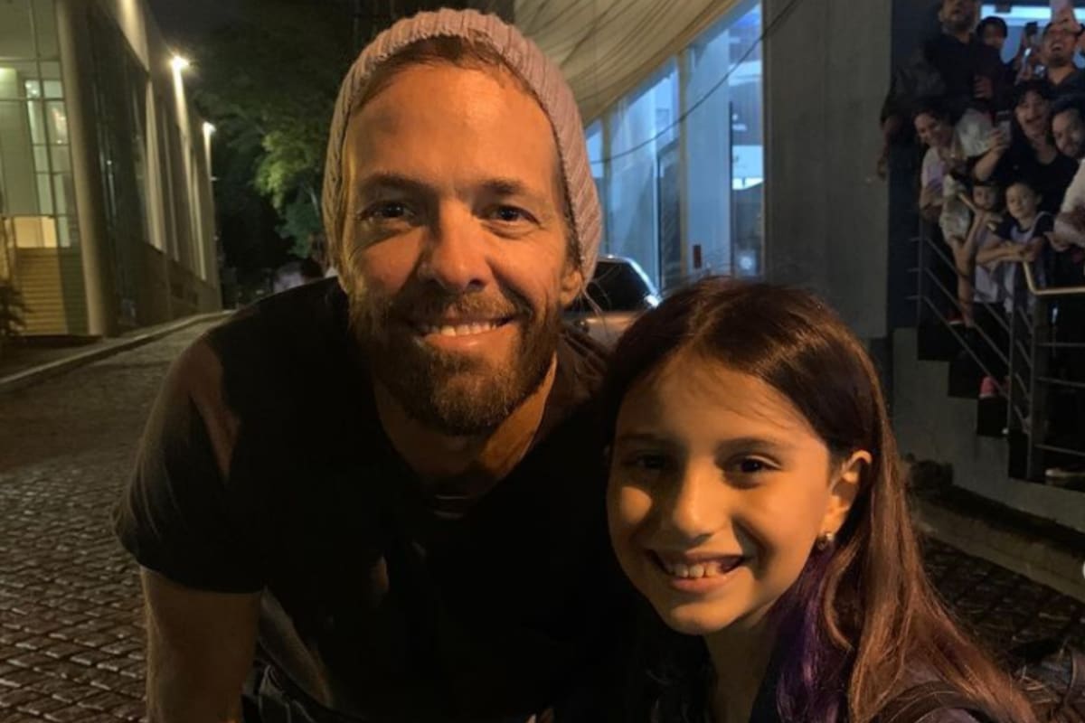 Hace apenas unos días, Emma había tenido la posibilidad de conocer a Hawkins tras tocar bajo la lluvia en la puerta de su hotel