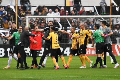 Hace casi ocho meses, Riestra ascendía al ganarle a Comunicaciones en el Reducido de la B Metropolitana, pero el árbitro Paulo Vigliano suspendió el juego por invasión de campo de hinchas y jugadores locales