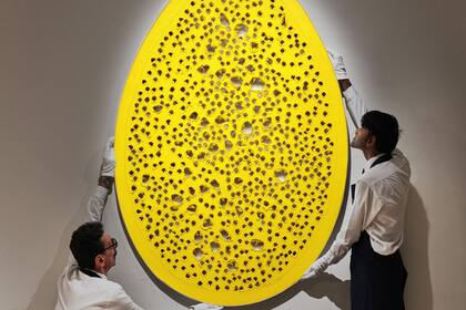 Hace casi una década que una de las piezas amarillas de la serie de Fontana (conocidas como “La fine di Dio”), no se veía en una subasta pública