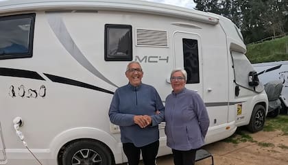 Hace cinco años que la pareja de jubilados vive en una casa rodante