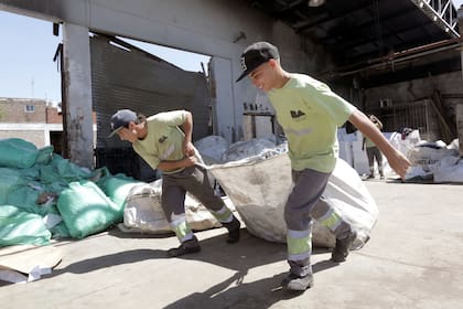Hace dos años, en un incendio, la cooperativa Siempre Verde, ubicada en Villa Soldati, perdió todas sus maquinarias; hoy, realizan el trabajo de forma manual. "Hacemos todo a pulmón y soñamos con recuperar lo que perdimos", dice Leandro, su coordinador.