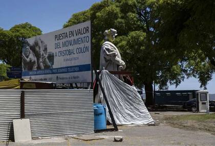 Hace dos a?os, las piezas del monumento llegaban a la Costanera