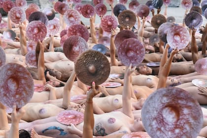 Hace dos semanas, más de cien personas se sacaron la remera y los corpiños enfrente de las oficinas de Facebook en Nueva York con stickers de pezones masculinos tapando los suyos para rechazar estas políticas Foto: Getty Images.