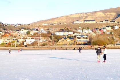 Hace dos semanas que la Bahía Redonda, un embalse natural de agua que separa a la ciudad del Lago Argentino, volvió a congelarse