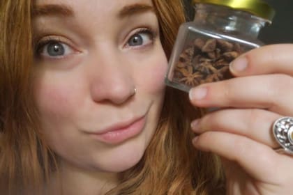 Hace los hechizos en una taza de té antes de verterlos en una vasija con carbón, que enciende cuando realiza sus hechizos en Halloween