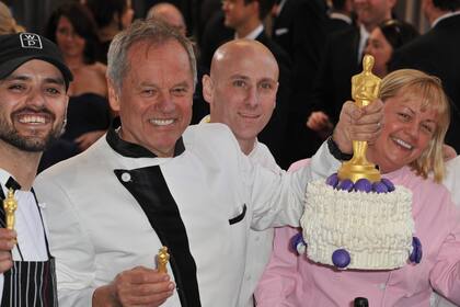 Hace más de dos décadas y media que Puck es el chef de los premios Óscars. El reconocido chef también ha creado una marca que engloba tres compañías: Wolfgang Puck Fine Dining Group, Wolfgang Puck Catering y Wolfgang Puck Worldwide, Inc.