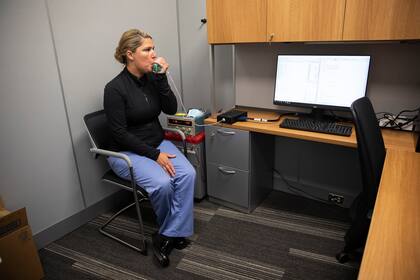 Hace mucho que los científicos están interesados en el desarrollo de dispositivos portátiles que puedan analizar de manera rápida e indolora si una persona tiene determinada enfermedad