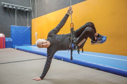 Hace ocho años, Alberto Cormillot descubrió una clase de danzas aéreas y quedó “re enganchado”. En la actualidad, continúa aprendiendo junto a la profesora Paula Illane, de la escuela Alto Vuelo, en el espacio Área Escuela de Acrobacia, en Saavedra.