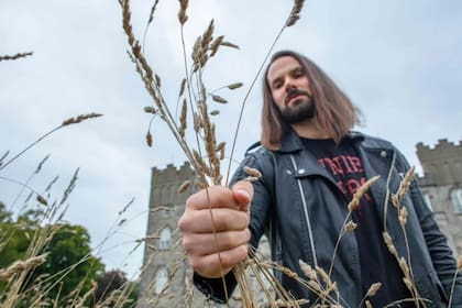 Hace ocho años, este metalero vegetariano de cabellos largos lanzó el proyecto "radical" de dejar su vasto dominio a la naturaleza