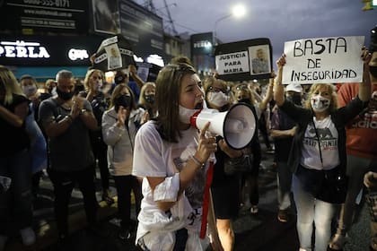 Hace poco más de un mes, vecinos de Ramos Mejía exigieron más seguridad luego del asesinato de la psicóloga social María Rosa Daglio. FOTO: SANTIAGO FILLIPUZZI - LA NACION