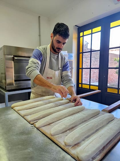 Hace poco menos de un mesa abrió la panadería Volare, con panes de masamadre y una tarta de ricota que ya es un éxito.