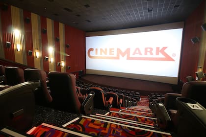 Hace pocos días, Cinemark celebró la apertura de su complejo de cines en el Shopping Alto Comahue. Cuenta con seis espectaculares salas, dos de ellas, con sistema D-BOX, butacas programadas para moverse de acuerdo a los efectos de la película y una sala XD