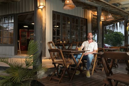 Hace seis años que Lucas se fue a vivir a Praia do Rosa, en el sur de Brasil.