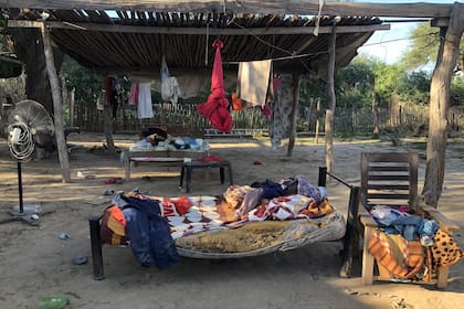 Hace tanto calor en la zona, que la familia de Noé sacó las camas a la intemperie para dormir más frescos