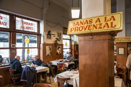 Hace tiempo, la elegancia del comer venía de la mano de las gambas al ajillo, las ranas a la provenzal, el conejo a la cazadora y la cazuela de caracoles. Hoy, Rotisería Miramar se ocupa de mantener estos platos en carta