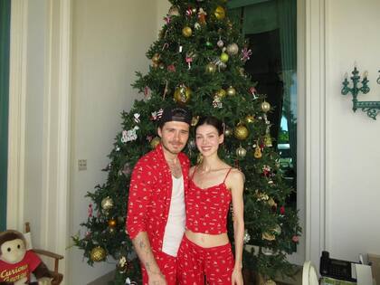 Hace tiempo que no hay ni rastro de los Beckham en las cuentas de Instagram de Brooklyn y Nicola -ella borró a principios de enero todo el contenido en el que salían-, pero sí hay muchas imágenes en las que posan felices con la familia de la actriz
