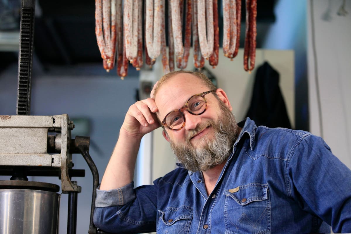Hace tres años, Marcelo Cagnoli, licenciado en comercio internacional, de 51 años, decidió dejar su profesión y priorizar su pasión: montó su propia empresa de charcutería en el quincho del fondo de su casa y le cambió la vida