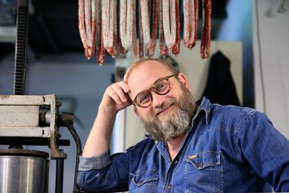 Hace tres años, Marcelo Cagnoli, licenciado en comercio internacional, de 51 años, decidió dejar su profesión y priorizar su pasión: montó su propia empresa de charcutería en el quincho del fondo de su casa y le cambió la vida